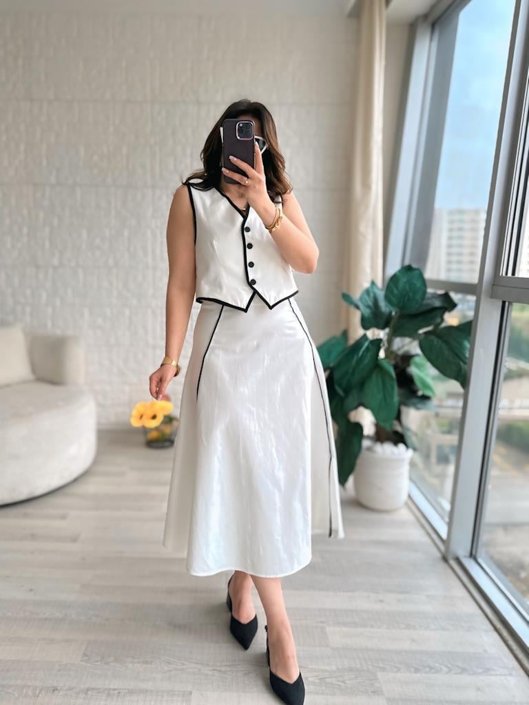 Beyaz Üzeri Siyah Biyeli Yelek Etek Takım