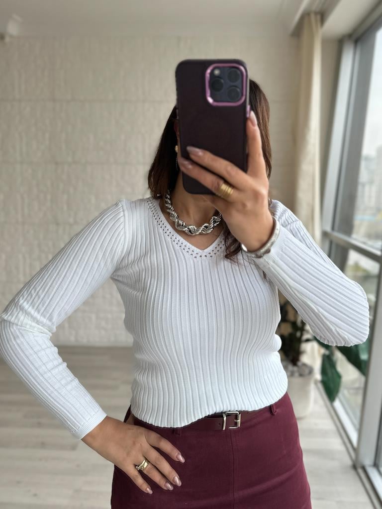 Beyaz V Ajur Yaka Detaylı Triko Bluz