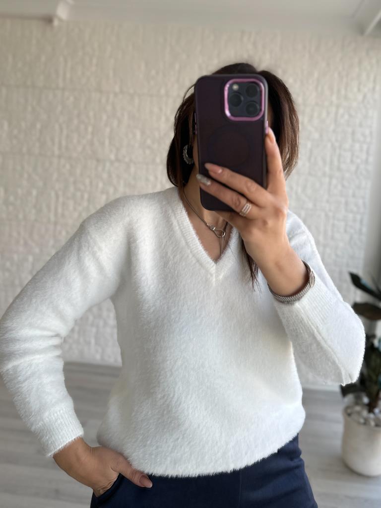 Beyaz V Yaka Yumoş Triko Kazak