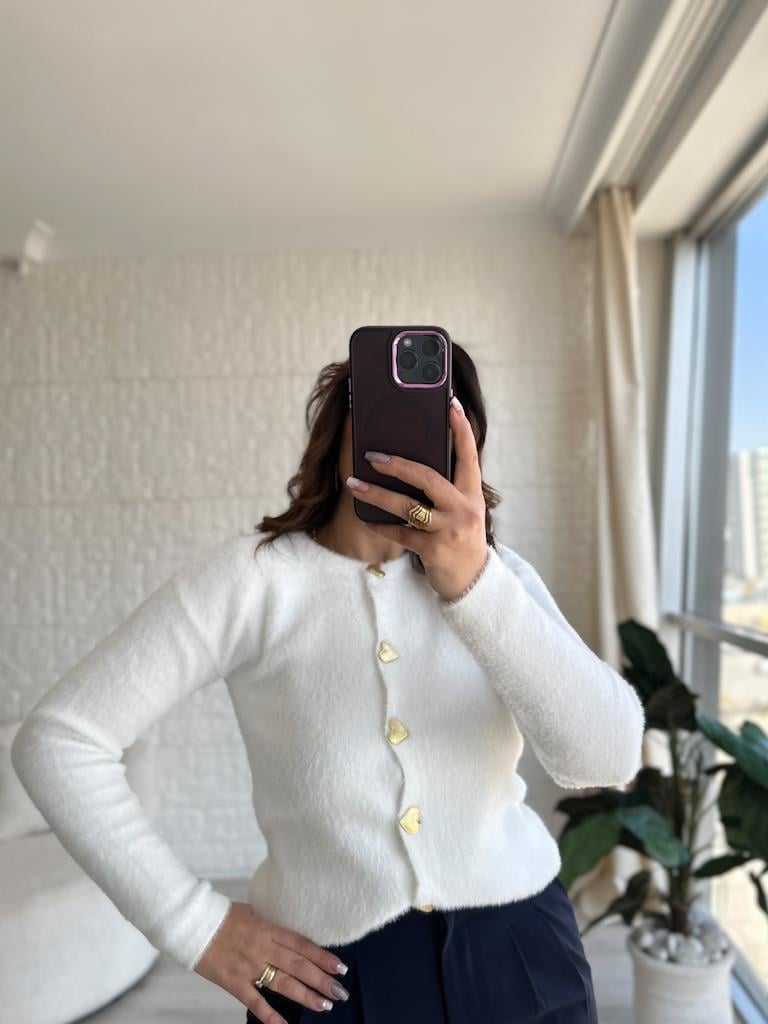 Beyaz Yumoş Kalp Düğme Detaylı Hırka