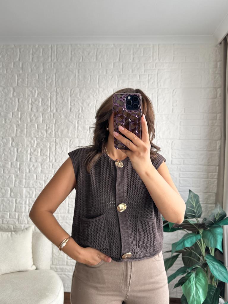 Büyük Gold Düğmeli Çift Cepli Triko Yelek Kahverengi