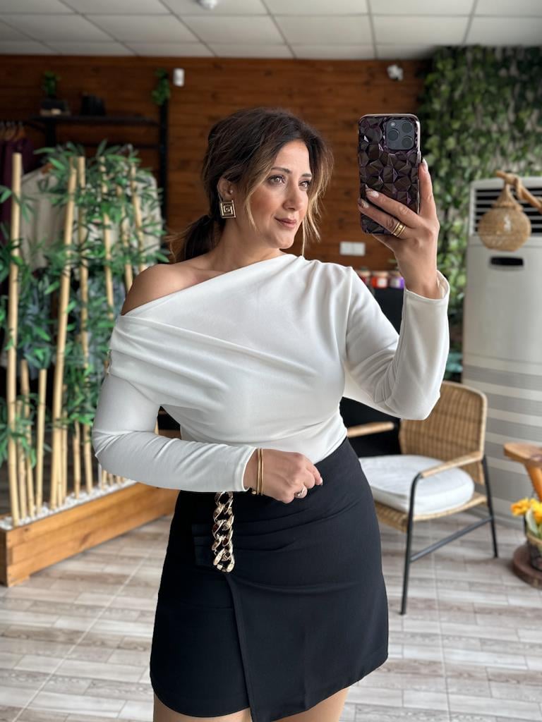 Düşük Omuz Drapeli Asimetrik Krep Bluz Beyaz