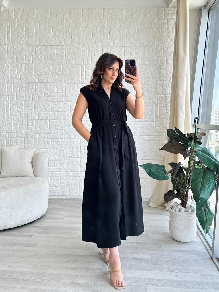 Düşük Omuz V Yaka Önden Düğmeli Kemerli Elbise Siyah