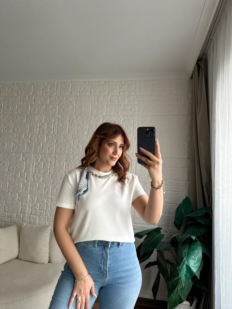 Ekru Orjinal Marka Yaka Zincir Fularlı Bluz