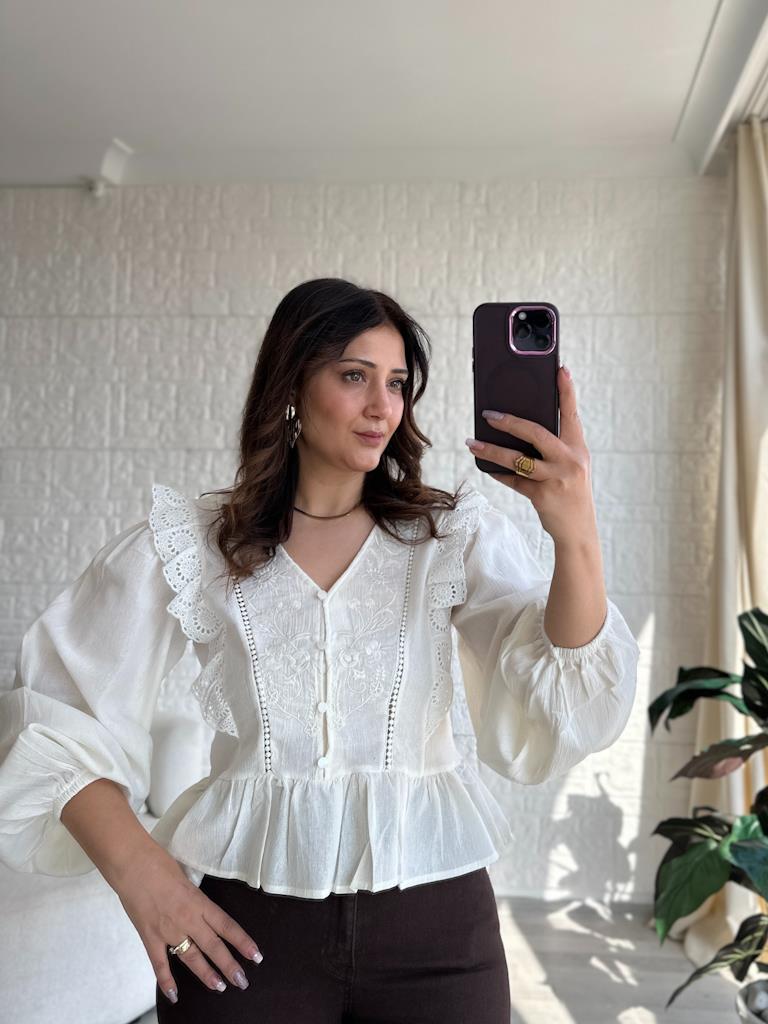 Fisto Detay Şişe Bezi Nakış İşleme Bluz Ekru Renk