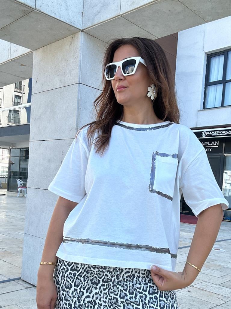 Geniş Yaka Cep Detaylı Varak Baskılı Basic tişört