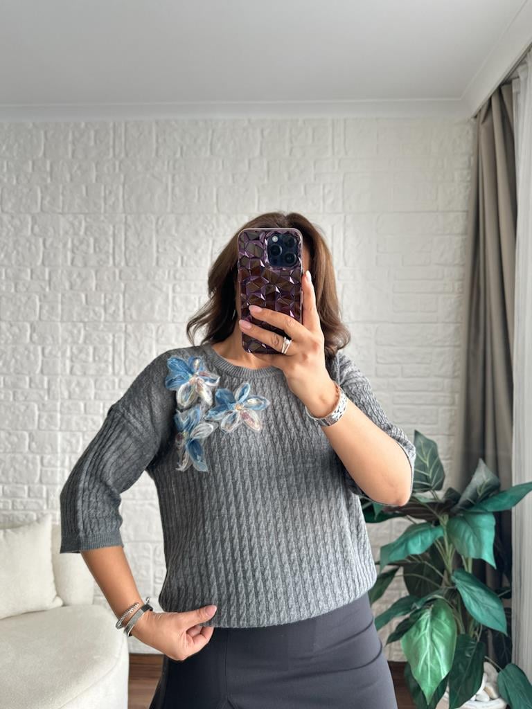 Gri  Tül Çiçek İşlemeli Yarım Kol Triko Bluz