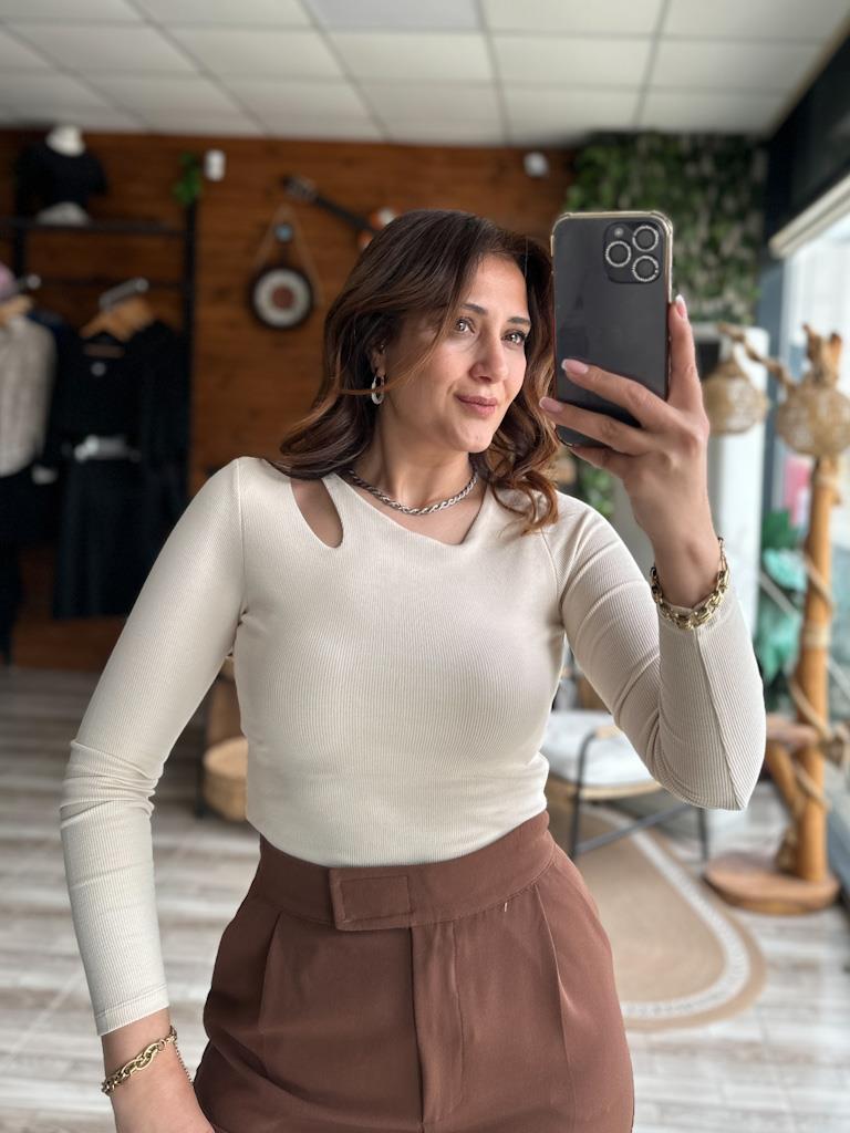 Karol Asimetrik Yaka Detay Kaşkorse Bluz Bej