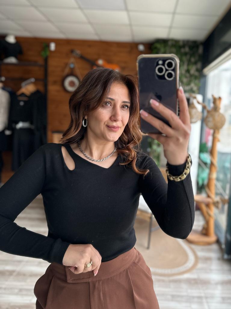 Karol Asimetrik Yaka Detay Kaşkorse Bluz Siyah