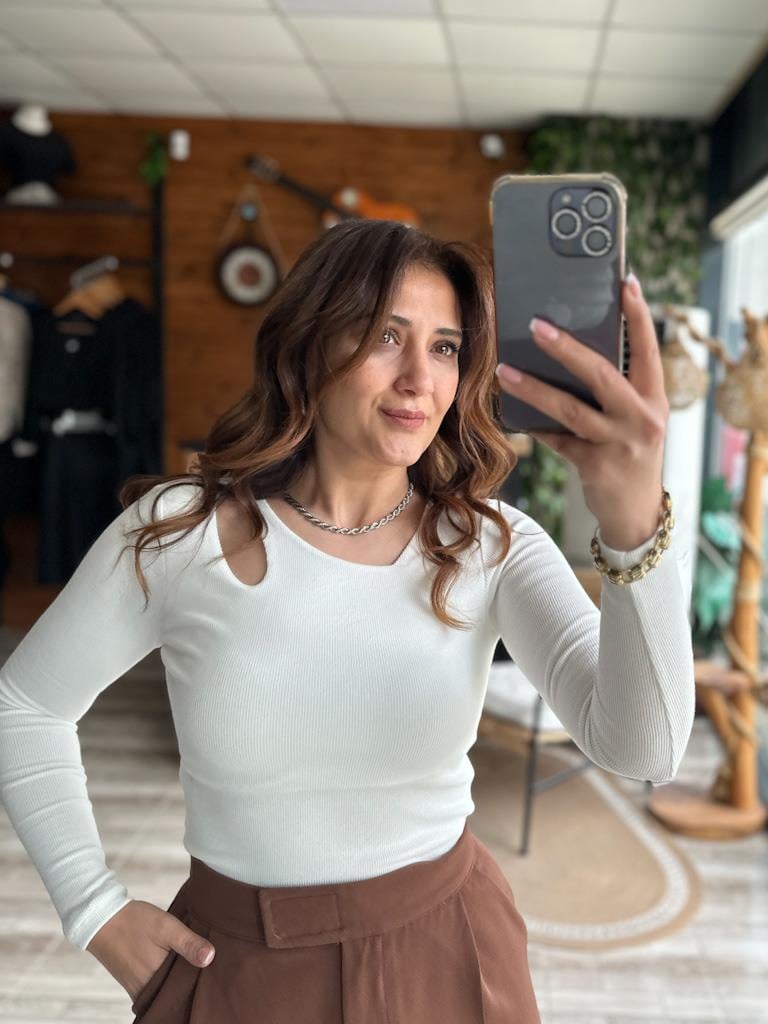 Karol Asimetrik Yaka Detay Kaşkorse Bluz Ekru