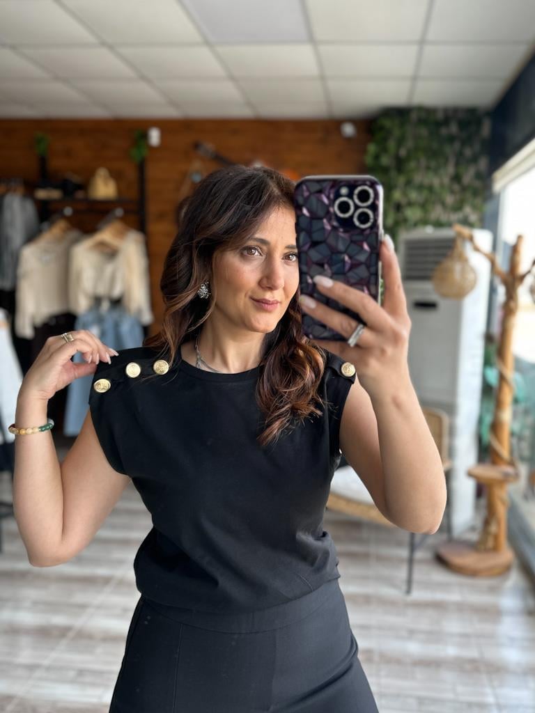 KAROL OMUZ DÜĞME DETAYLI VATKALI TİŞÖRT SİYAH