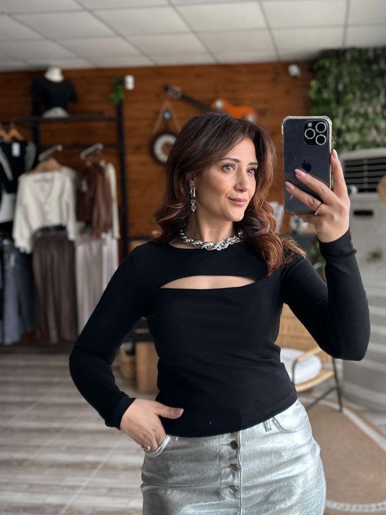 Karol Pencere Detay Kaşkorse Likralı Bluz Siyah