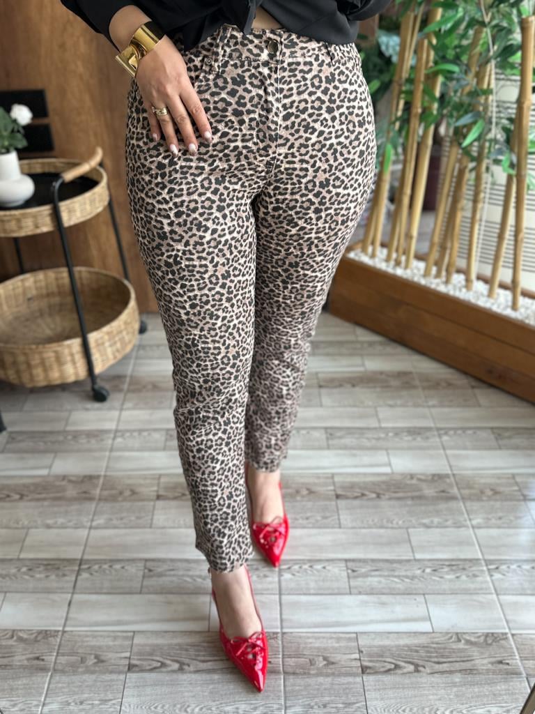 Kesik Paça Full Likralı Leopar Desen Pantolon