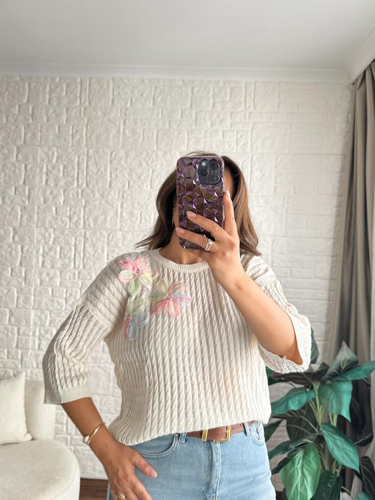 Krem Tül Çiçek İşlemeli Yarım Kol Triko Bluz