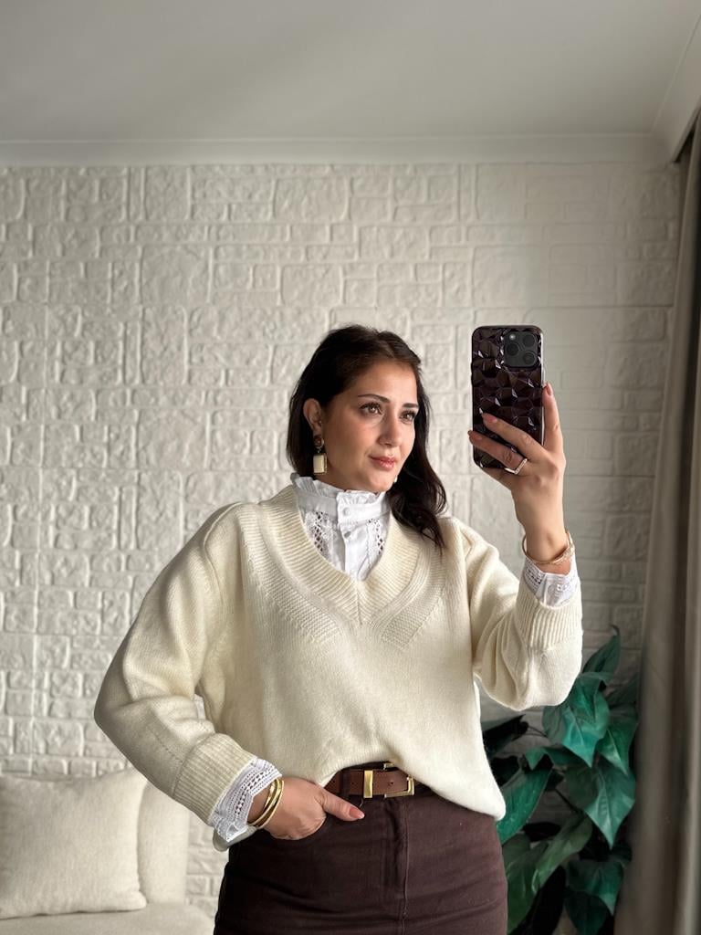 Krem V Yaka Gömlek Yaka Detaylı Triko Kazak