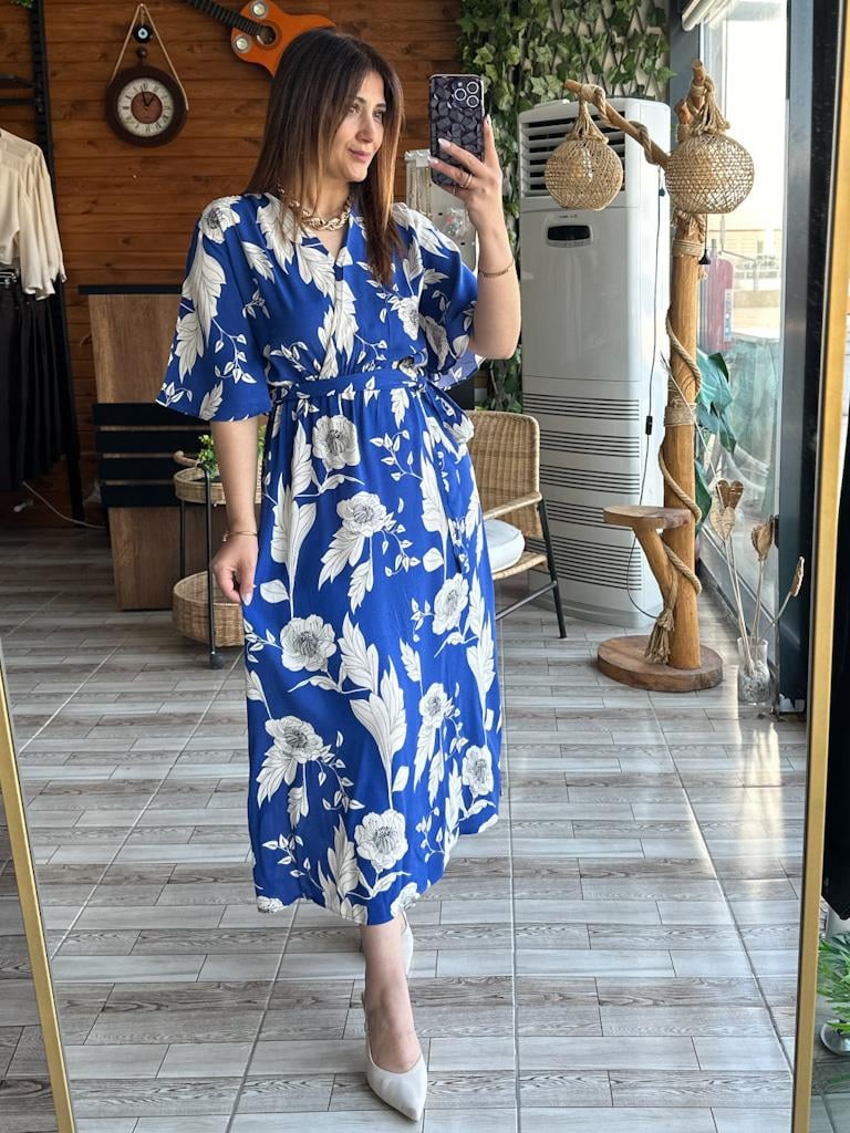 Kruvaze Yaka Kenar Yırtmaçlı Mavi Beyaz Çiçek Desen Elbise