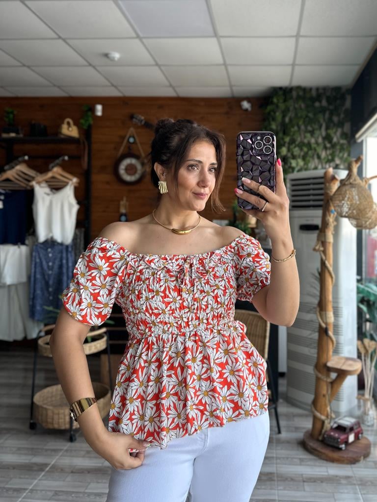 Nar Çiçeği Üzeri Beyaz Papatya Desen Kare Yaka Viskon Bluz