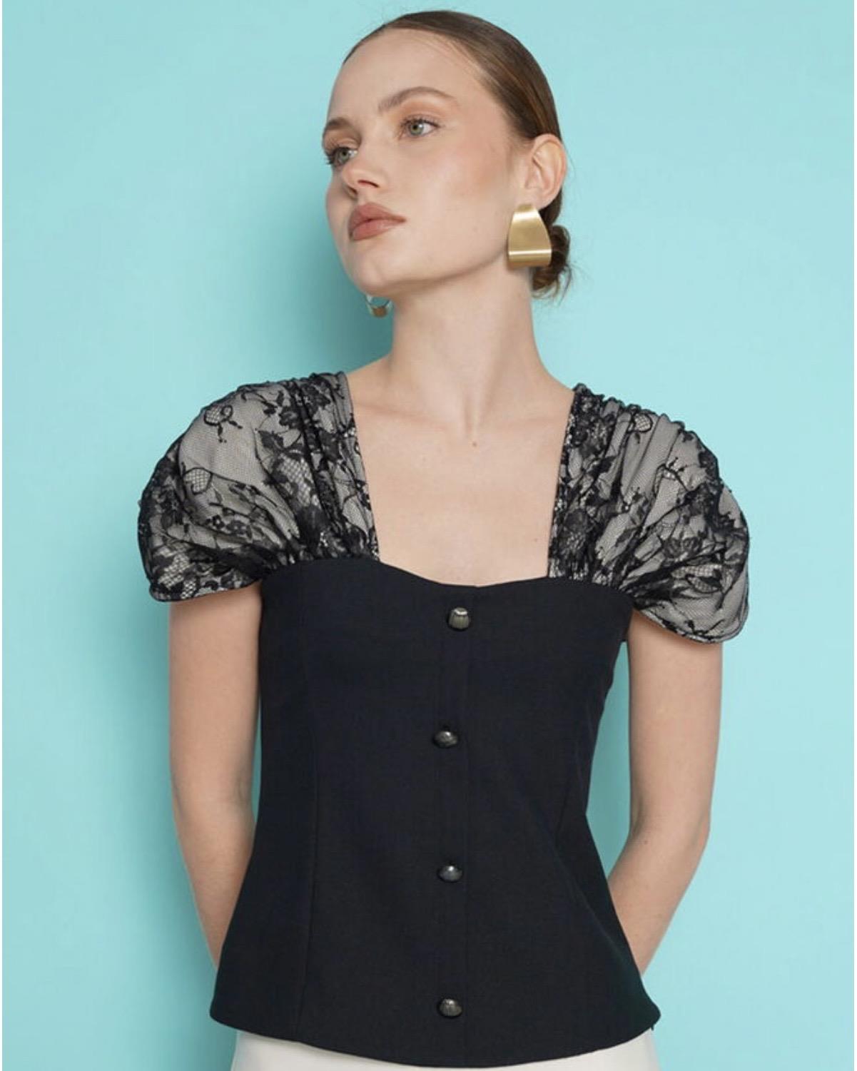 Omuz Dantel Detaylı Kayık Yaka Düğmeli Bluz