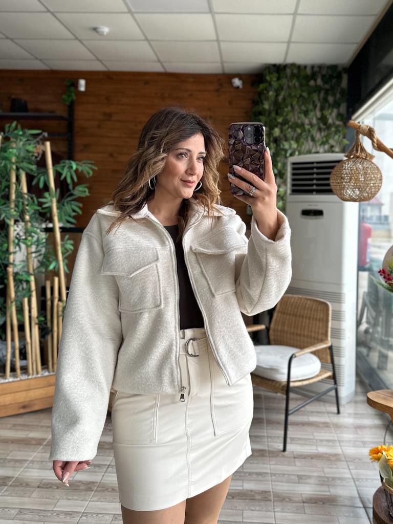 Önü Kapaklı Fermuarlı Buklet Ceket Ekru