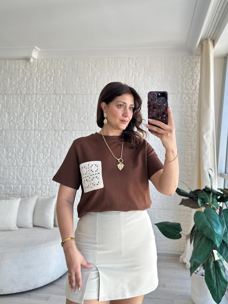 Orijinal Marka Dantel Cep Detaylı Basic Bluz Kahverengi