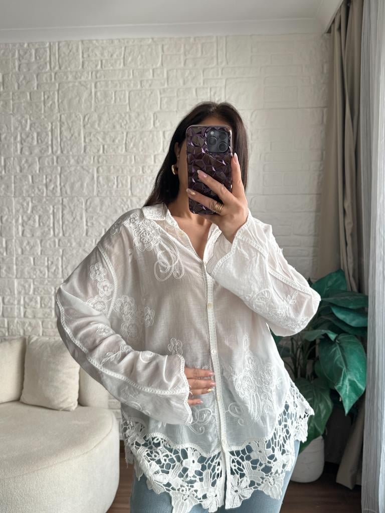 Over Size Kalp Pamuk Üzeri Nakılşı Güpür Detaylı Gömlek