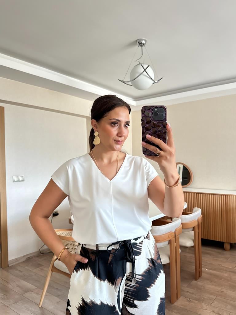 Premium Seri Relaxed Fit V Yaka Basic Tişört Beyaz