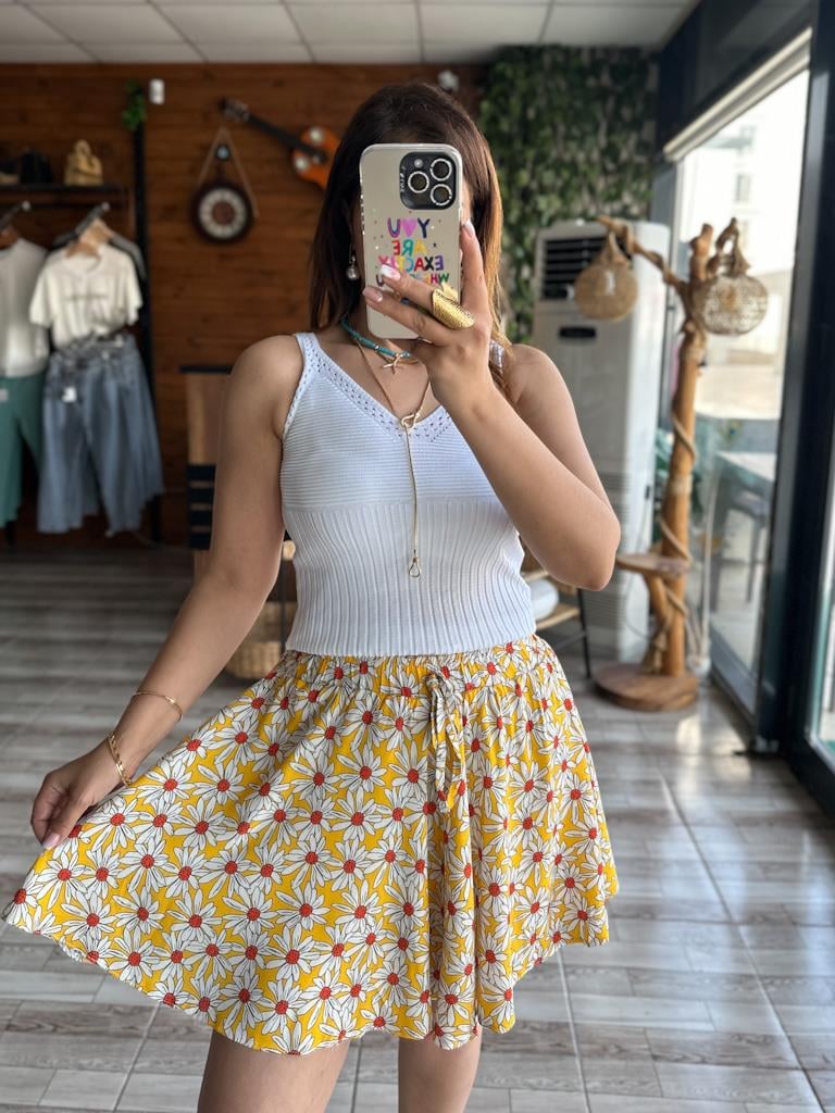 Sarı Üzeri Beyaz Papatya Desen Beli Lastikli Şort Etek