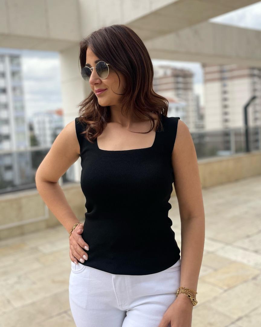 SİYAH KARE YAKA BLUZ