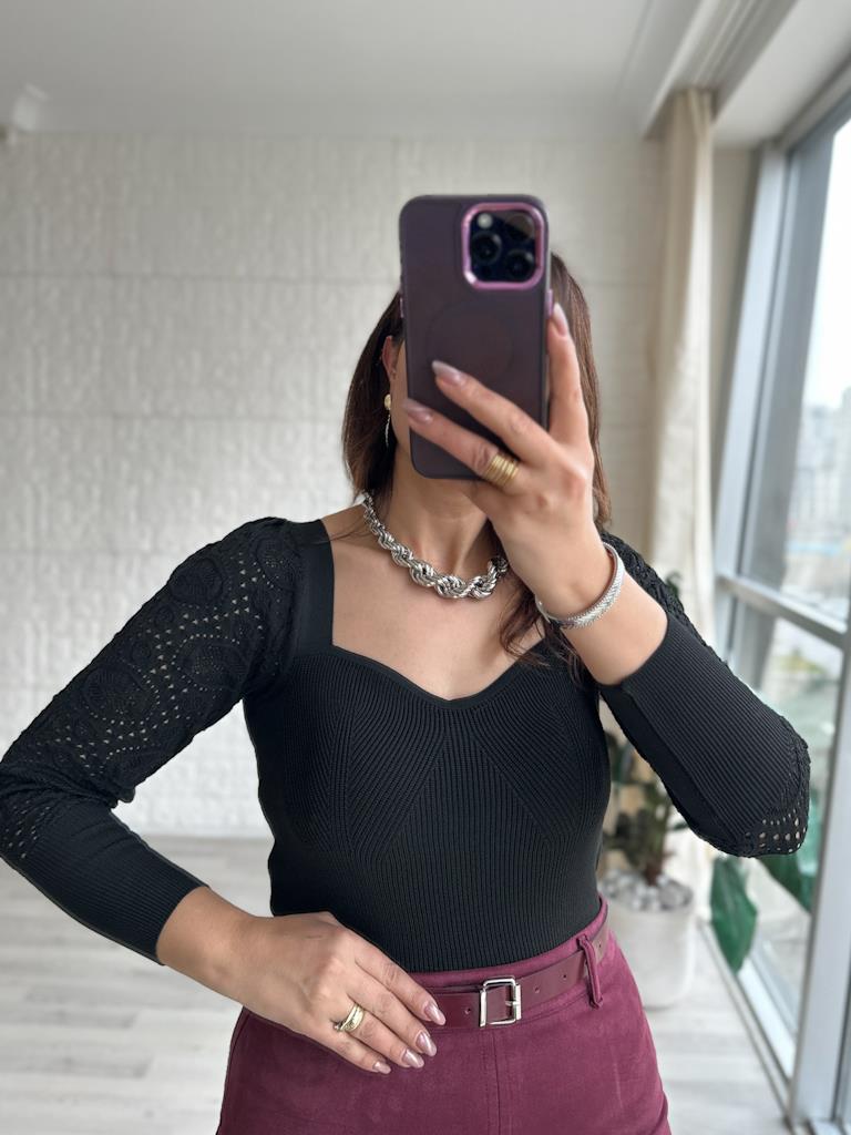 Siyah  Kolu Ajurlu Kalp Yaka Triko Bluz