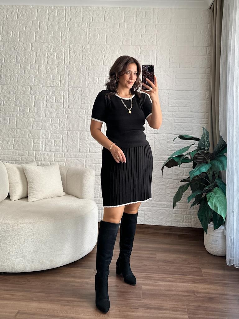 Siyah Sıfır Yaka Pileli Triko Takım