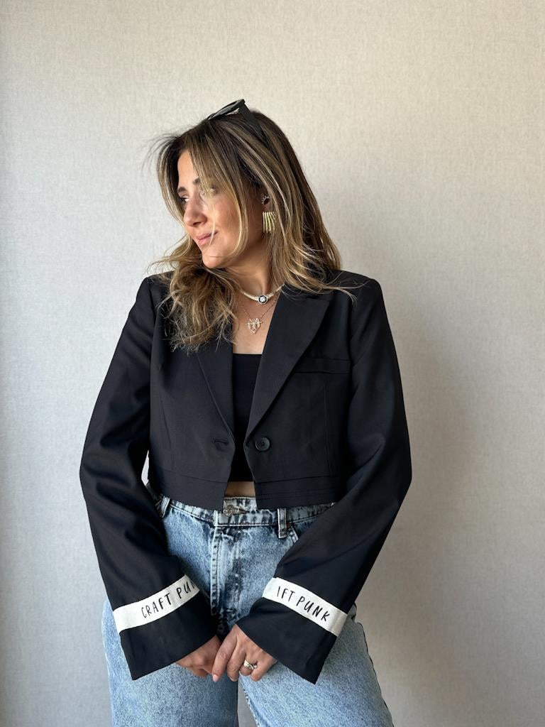 Siyah Sırt Desenli Crop Model Ceket