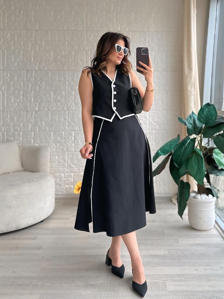 Siyah Üzeri Beyaz  Biyeli Yelek Etek Takım