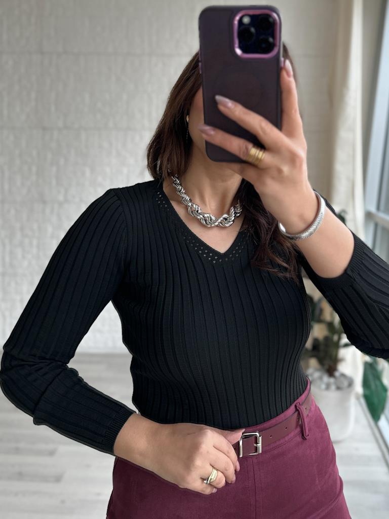 Siyah V Ajur Yaka Detaylı Triko Bluz