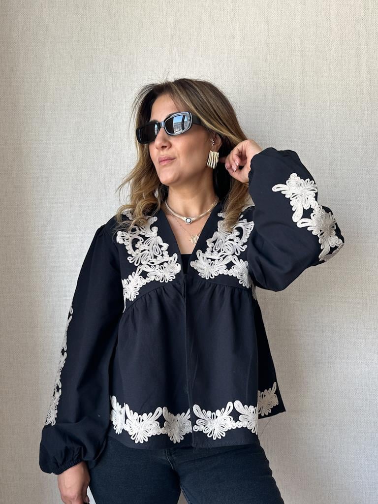 Tasarım Siyah Üzerine Bej Nakışlı Ceket