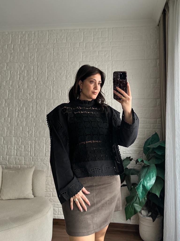 Tasarım Yaka Fırfırlı Keten Örme Ajur Bluz Siyah