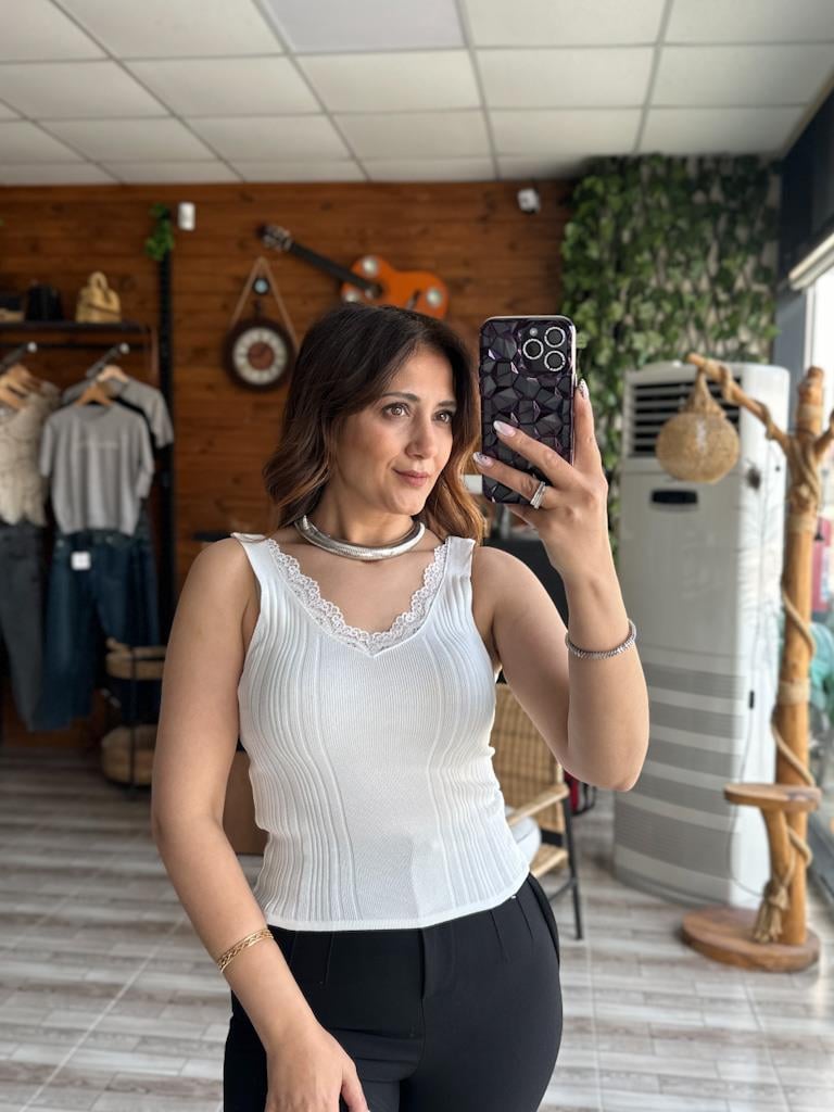 V Yaka Dantel Detay Triko Bluz Beyaz