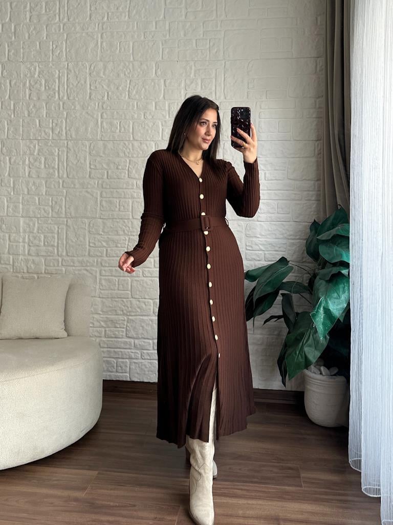 V Yaka Önü Düğmeli Kemerli Triko Elbise Kahverengi