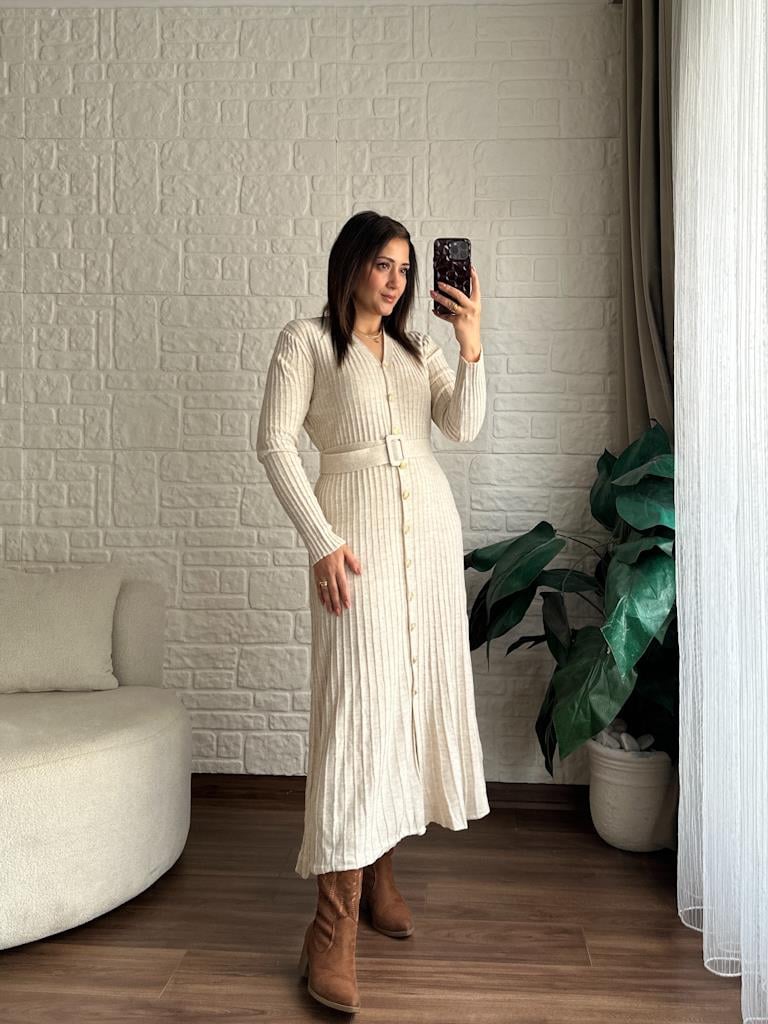 V Yaka Önü Düğmeli Kemerli Triko Elbise Taş