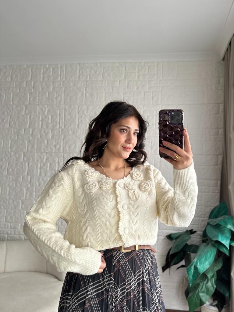 V Yaka Örme Gül Detay Triko Hırka