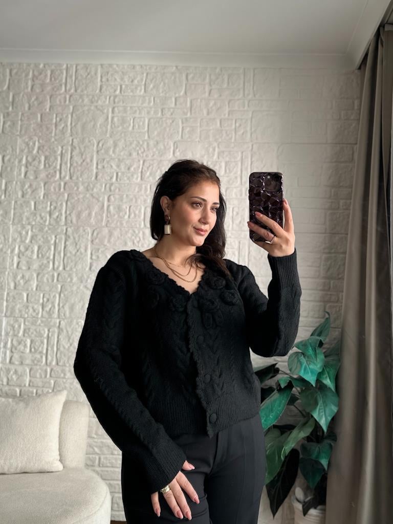 V Yaka Örme Gül Detay Triko Hırka Siyah