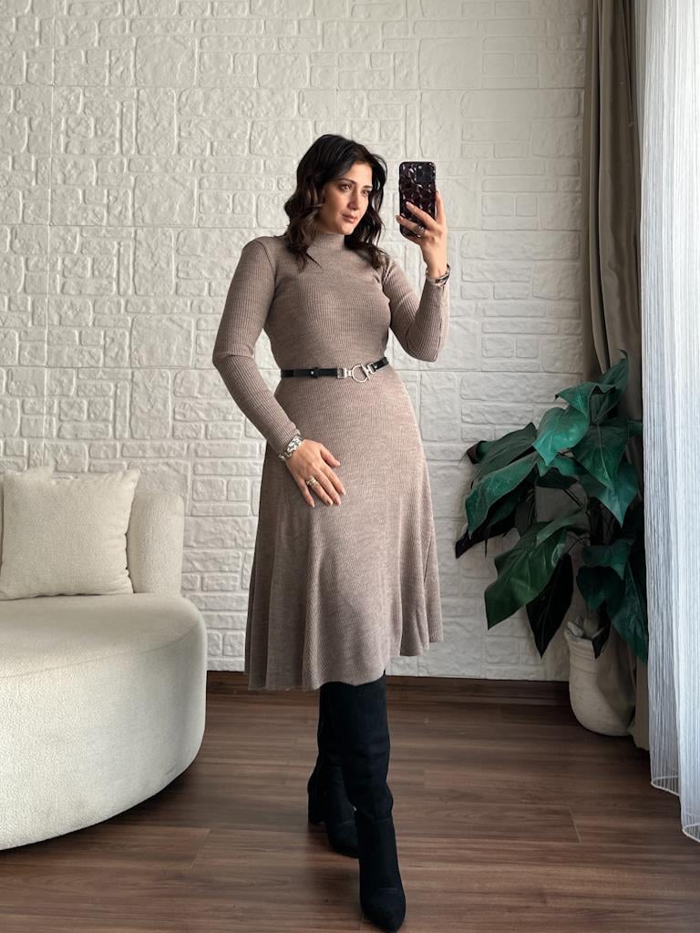 Yarım Balıkçı Kemerli Triko Elbise Vizon