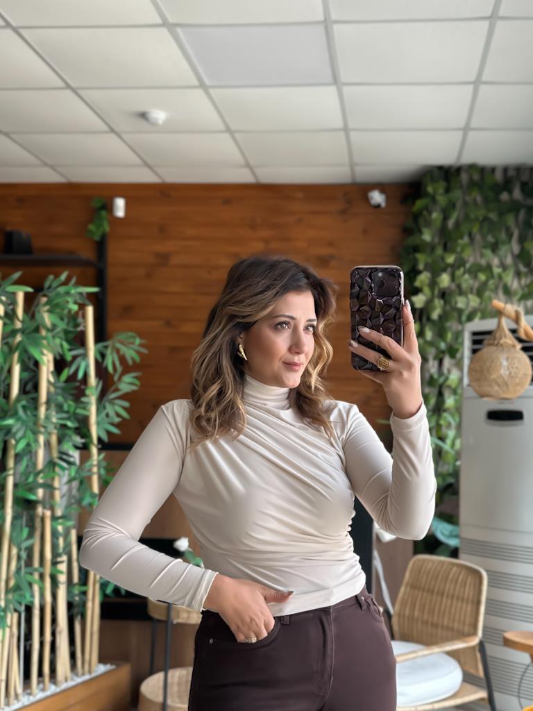 Yarım Balıkçı Omuz Bel Drapeli Buzi Kumaş Bluz Bej