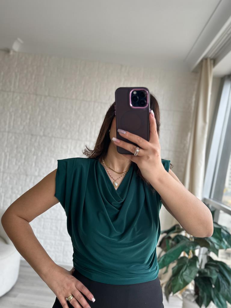 Zümrüt Yeşil Omuz Drapeli Vatkalı Degaje Yaka Sandy Bluz