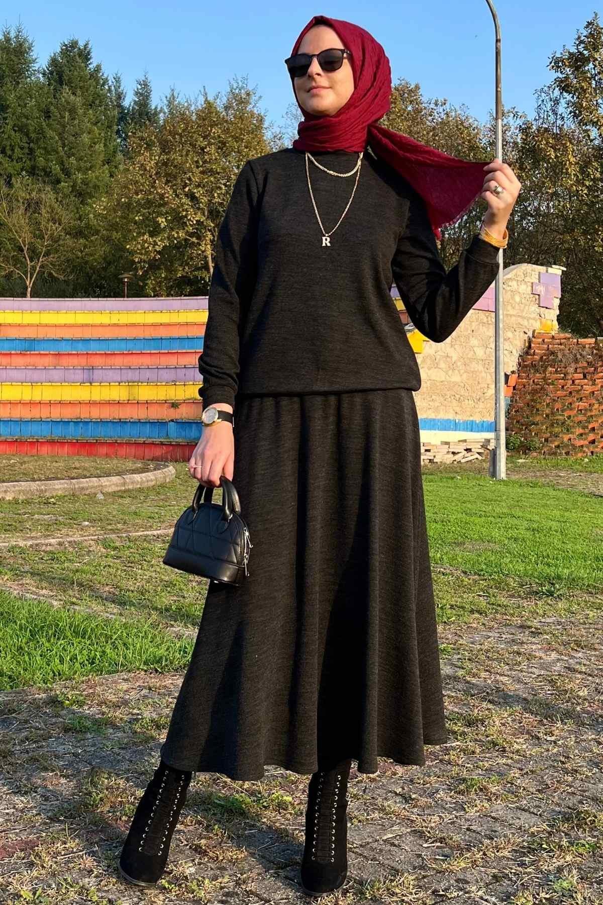 Serra Etekli Triko Takım Antrasit - Rabia Şamlı | Tesettür Giyim, Elbise ve  Kadın Giyim Modası
