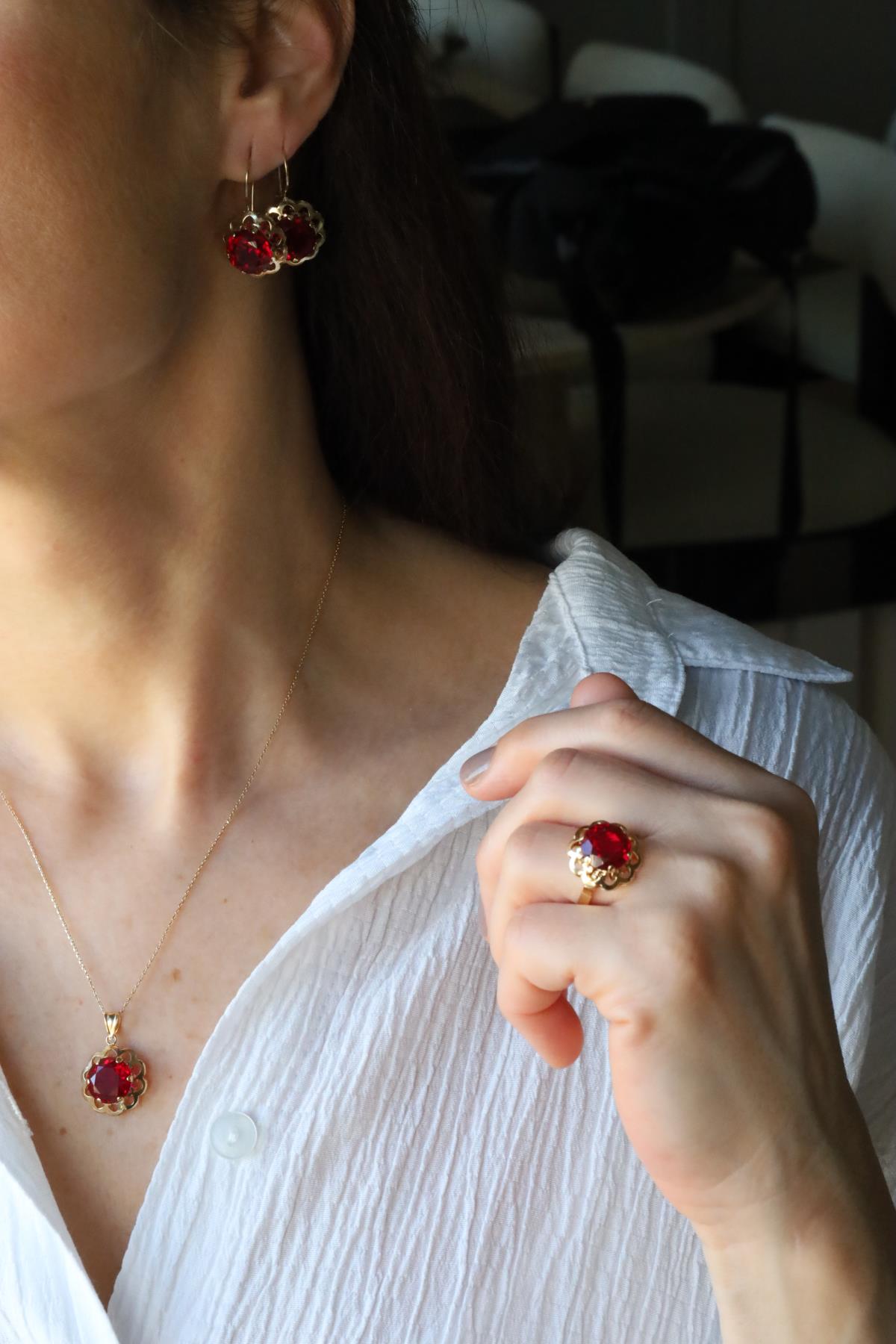 Yenigün Kuyumculuk14 Ayar Altın Kırmızı Taş Detaylı Çiçek Modeli Set (Kolye Küpe Yüzük) 