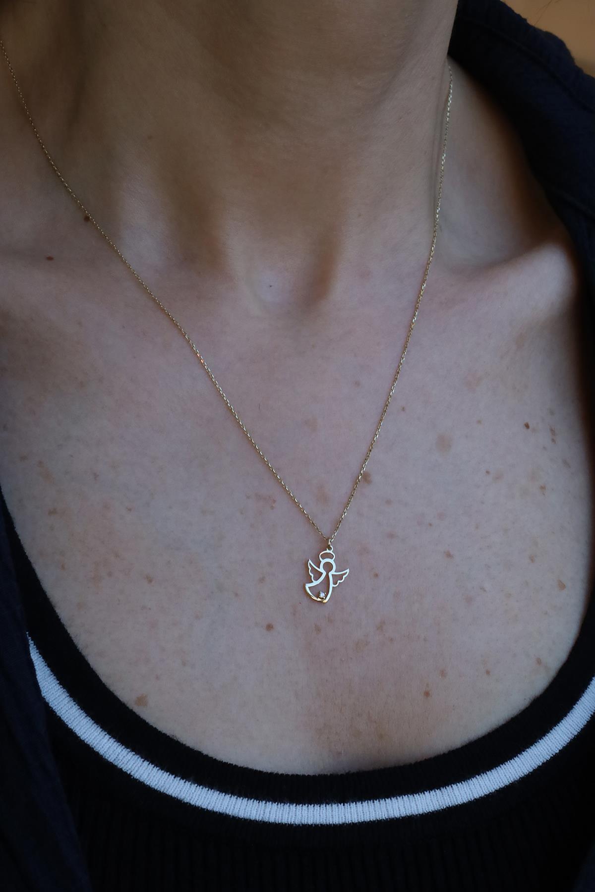 Yenigün Kuyumculuk14 Ayar Altın Tek Taş Detaylı Melek Uçlu Kolye 
