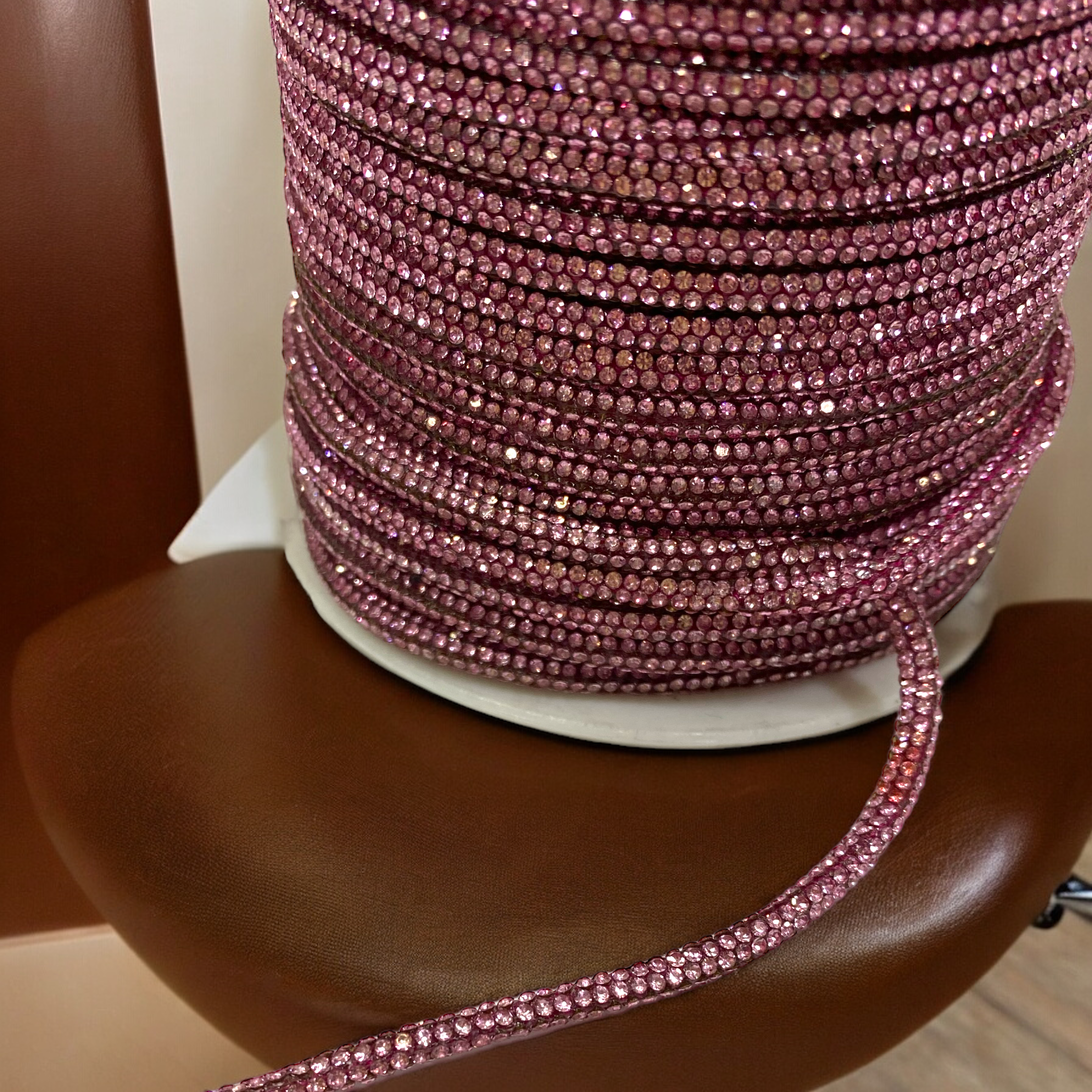 Pembe Takı, Tasarım ve Bağcık Kordonu