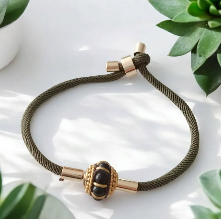 Renkli Çevirmeli Kordonlar, Asansörlü Bileklikler