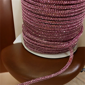 Pembe Takı, Tasarım ve Bağcık Kordonu