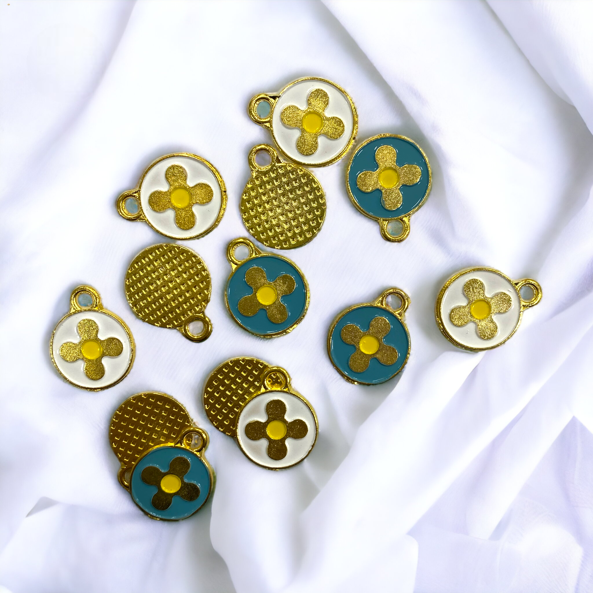 Basic Desen Renkli Papatyalar